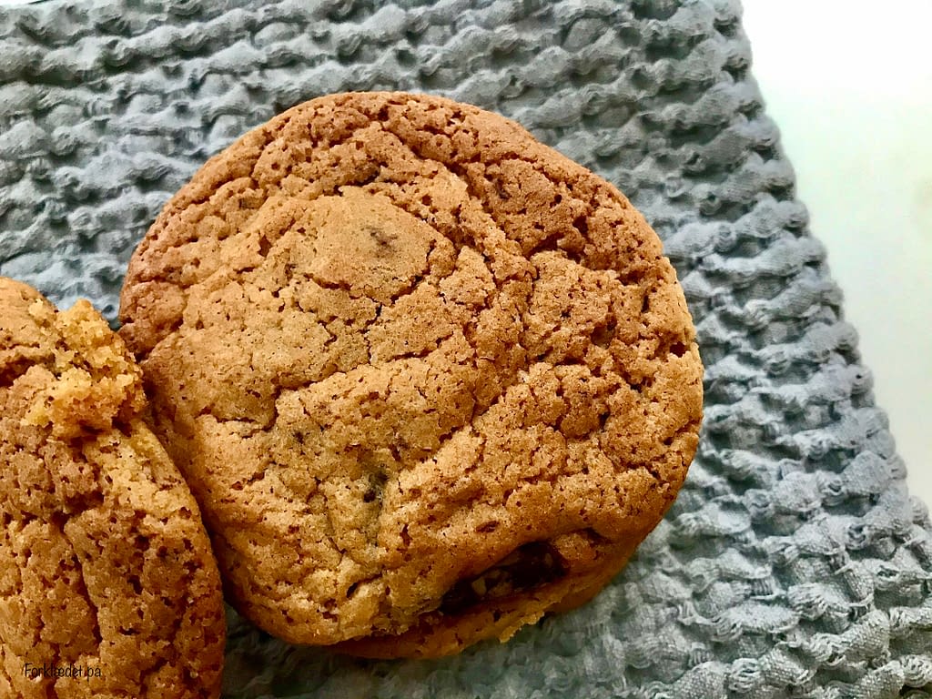Cookies med stykker af mørkchokolade! • Forklædet på